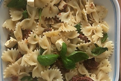 Nudelsalat mit getrockneten Tomaten, Pinienkernen, Schafskäse und Basilikum 39
