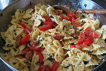 Nudelsalat mit getrockneten Tomaten, Pinienkernen, Schafskäse und Basilikum 34