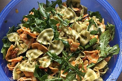 Nudelsalat mit getrockneten Tomaten, Pinienkernen, Schafskäse und Basilikum 4