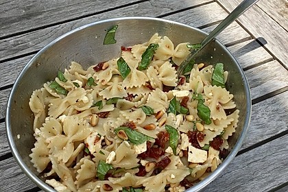 Nudelsalat mit getrockneten Tomaten, Pinienkernen, Schafskäse und Basilikum 45