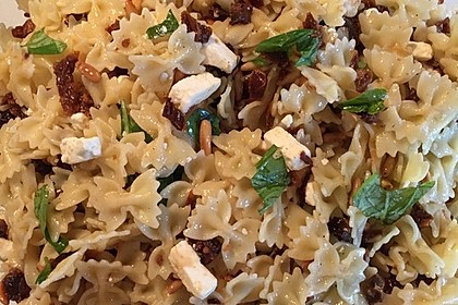 Nudelsalat mit getrockneten Tomaten, Pinienkernen, Schafskäse und Basilikum 42