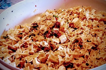 Nudelsalat mit getrockneten Tomaten, Pinienkernen, Schafskäse und Basilikum 44