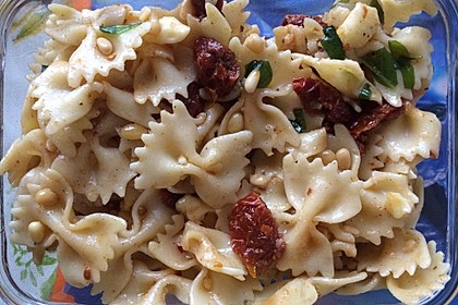 Nudelsalat mit getrockneten Tomaten, Pinienkernen, Schafskäse und Basilikum 43