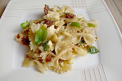 Nudelsalat mit getrockneten Tomaten, Pinienkernen, Schafskäse und Basilikum 1