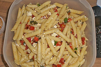 Nudelsalat mit getrockneten Tomaten, Pinienkernen, Schafskäse und Basilikum 49