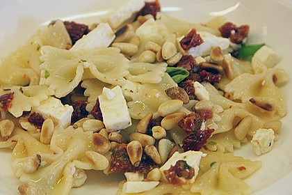 Nudelsalat mit getrockneten Tomaten, Pinienkernen, Schafskäse und Basilikum 20