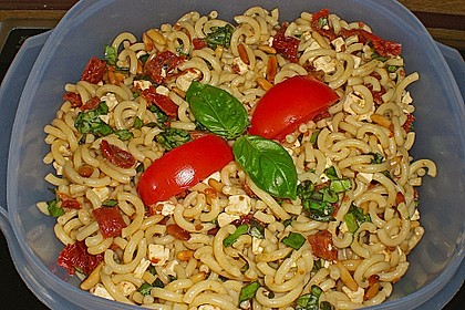 Nudelsalat mit getrockneten Tomaten, Pinienkernen, Schafskäse und Basilikum 21