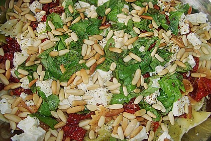 Nudelsalat mit getrockneten Tomaten, Pinienkernen, Schafskäse und Basilikum 33