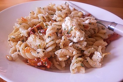 Nudelsalat mit getrockneten Tomaten, Pinienkernen, Schafskäse und Basilikum 46