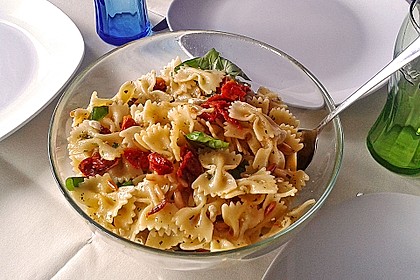 Nudelsalat mit getrockneten Tomaten, Pinienkernen, Schafskäse und Basilikum 6