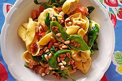 Nudelsalat mit getrockneten Tomaten, Pinienkernen, Schafskäse und Basilikum 36
