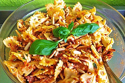 Nudelsalat mit getrockneten Tomaten, Pinienkernen, Schafskäse und Basilikum 19