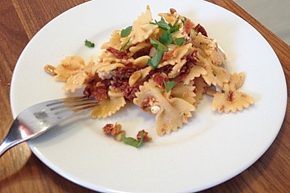 Nudelsalat mit getrockneten Tomaten, Pinienkernen, Schafskäse und Basilikum 47