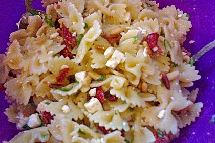 Nudelsalat mit getrockneten Tomaten, Pinienkernen, Schafskäse und Basilikum 52