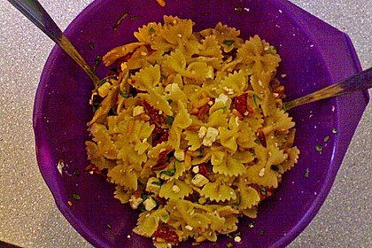 Nudelsalat mit getrockneten Tomaten, Pinienkernen, Schafskäse und Basilikum 50