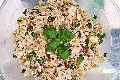 Nudelsalat mit getrockneten Tomaten, Pinienkernen, Schafskäse und Basilikum 31