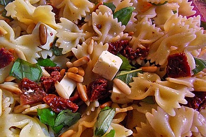 Nudelsalat mit getrockneten Tomaten, Pinienkernen, Schafskäse und Basilikum 5