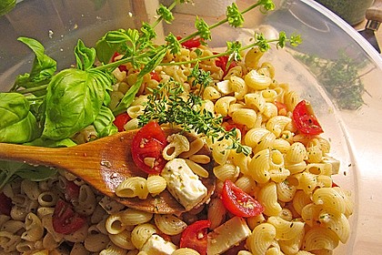 Nudelsalat mit getrockneten Tomaten, Pinienkernen, Schafskäse und Basilikum 18