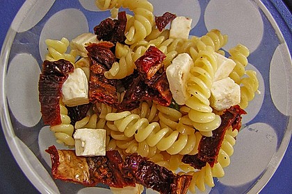 Nudelsalat mit getrockneten Tomaten, Pinienkernen, Schafskäse und Basilikum 23