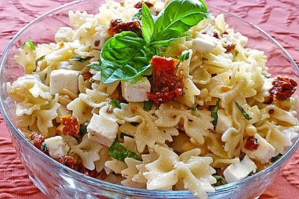 Nudelsalat mit getrockneten Tomaten, Pinienkernen, Schafskäse und Basilikum 3