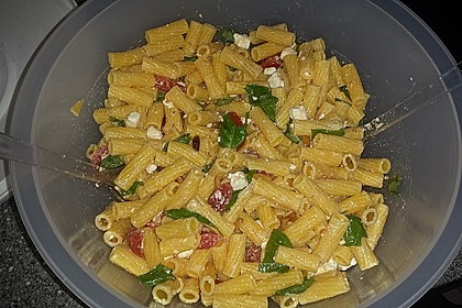 Nudelsalat mit getrockneten Tomaten, Pinienkernen, Schafskäse und Basilikum 22