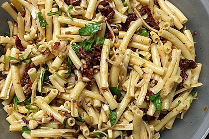Nudelsalat mit getrockneten Tomaten, Pinienkernen, Schafskäse und Basilikum 32