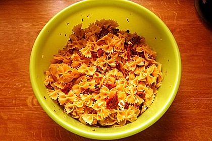 Nudelsalat mit getrockneten Tomaten, Pinienkernen, Schafskäse und Basilikum 48