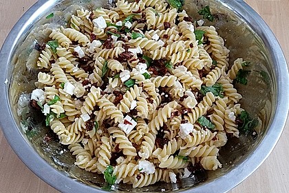 Nudelsalat mit getrockneten Tomaten, Pinienkernen, Schafskäse und Basilikum 35
