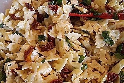 Nudelsalat mit getrockneten Tomaten, Pinienkernen, Schafskäse und Basilikum 14