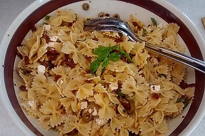 Nudelsalat mit getrockneten Tomaten, Pinienkernen, Schafskäse und Basilikum 24