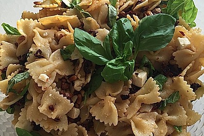 Nudelsalat mit getrockneten Tomaten, Pinienkernen, Schafskäse und Basilikum 25