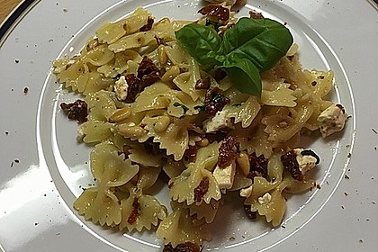 Nudelsalat mit getrockneten Tomaten, Pinienkernen, Schafskäse und Basilikum 8