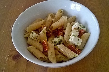 Nudelsalat mit getrockneten Tomaten, Pinienkernen, Schafskäse und Basilikum 26