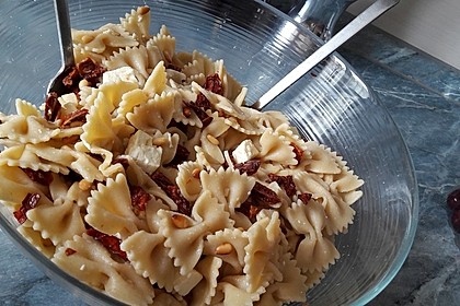 Nudelsalat mit getrockneten Tomaten, Pinienkernen, Schafskäse und Basilikum 11