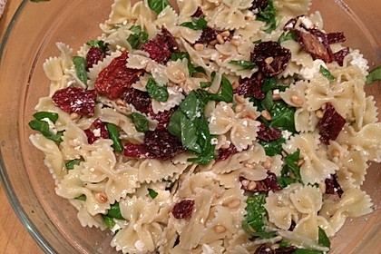 Nudelsalat mit getrockneten Tomaten, Pinienkernen, Schafskäse und Basilikum 12