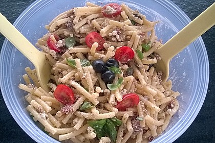 Nudelsalat mit getrockneten Tomaten, Pinienkernen, Schafskäse und Basilikum 30