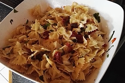 Nudelsalat mit getrockneten Tomaten, Pinienkernen, Schafskäse und Basilikum 28