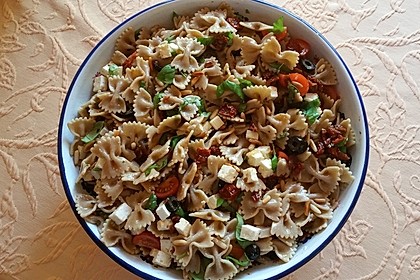 Nudelsalat mit getrockneten Tomaten, Pinienkernen, Schafskäse und Basilikum 9
