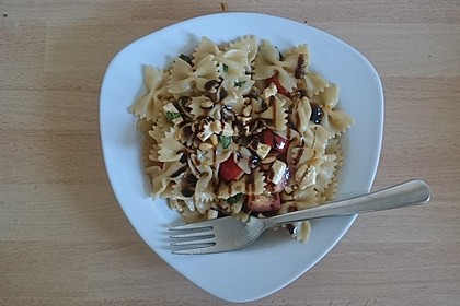 Nudelsalat mit getrockneten Tomaten, Pinienkernen, Schafskäse und Basilikum 17