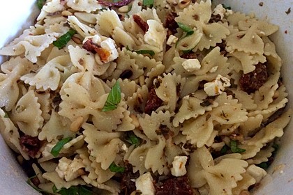 Nudelsalat mit getrockneten Tomaten, Pinienkernen, Schafskäse und Basilikum 7