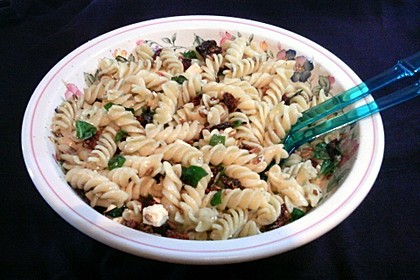 Nudelsalat mit getrockneten Tomaten, Pinienkernen, Schafskäse und Basilikum 27