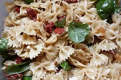 Nudelsalat mit getrockneten Tomaten, Pinienkernen, Schafskäse und Basilikum 15