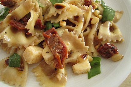 Nudelsalat mit getrockneten Tomaten, Pinienkernen, Schafskäse und Basilikum 13