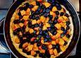 K&auml;sekuchen mit Pfirsichen und Heidelbeeren