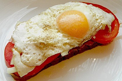 Leberwurstbrot mit Tomaten, Zwiebeln und Ei 1