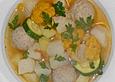 Sommerliche Gem&uuml;sesuppe mit Grie&szlig;kl&ouml;&szlig;en