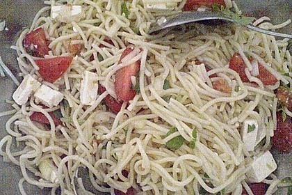 Nudelsalat mit Rucola, Schafsk&auml;se und getrockneten Tomaten