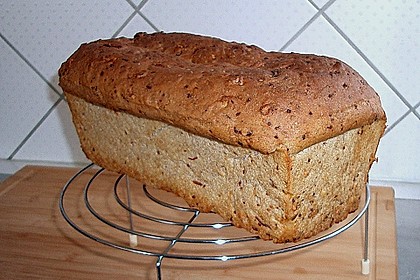 W&uuml;rziges Kartoffel - Walnuss - Brot 1