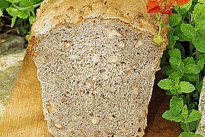 W&uuml;rziges Kartoffel - Walnuss - Brot 3