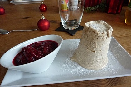 Zimteis mit Birnen und Lebkuchensauce 10
